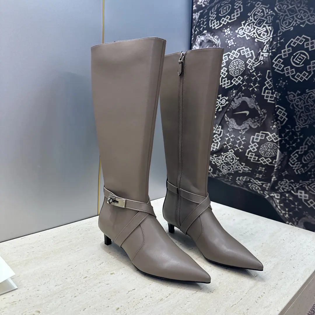 Plant prices HermesI'm in love with you, Max. 2026Autumn and winter money. Nice Crossing punk styleKelly- I'll take the top of my heel and the colored boots. HThe same letter as the star.logoA pointy bike, knight's boots. Material:I'll import a cow's skin on my shoe./Import sheep, skin.+In the skin of the watered cow.+Italy is a big-ass country. He's tall.:4CM Size: 35-39(34.40.41.42Custom without re-offer)