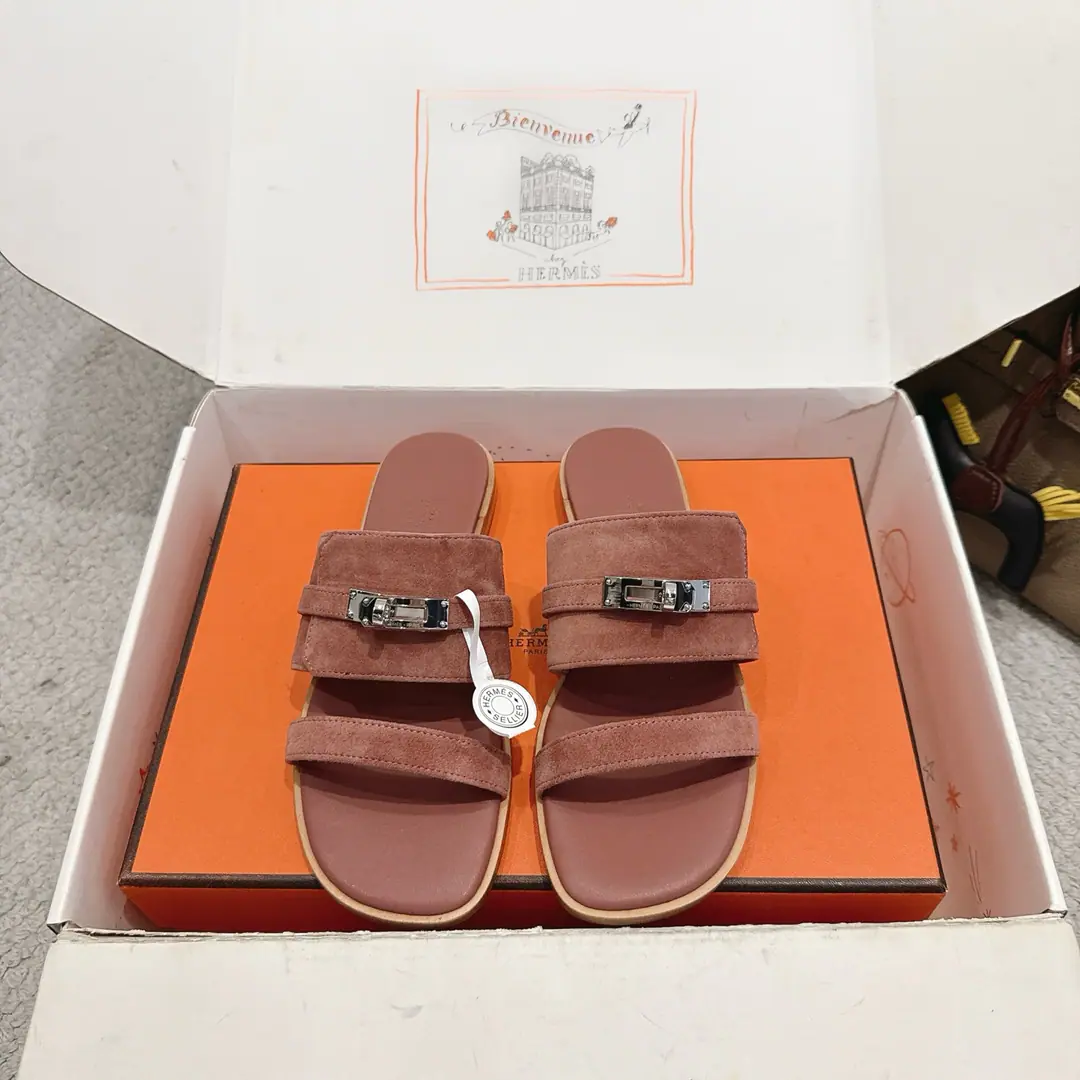 Get out of the factory. Hermes I'm in love with you, Max. Nina Shoes Series———————————Fashion is a lot more than a couple of days. It's super comfortable. Every detail is perfect. OriginalswiftCowskin./- Oh, Pete. Original1:1A sole shoe./Pure steelkellyThe hardware button./The original private model is a big one. ▪️SIZE: 35~41（40.41.42.Customize or not change）