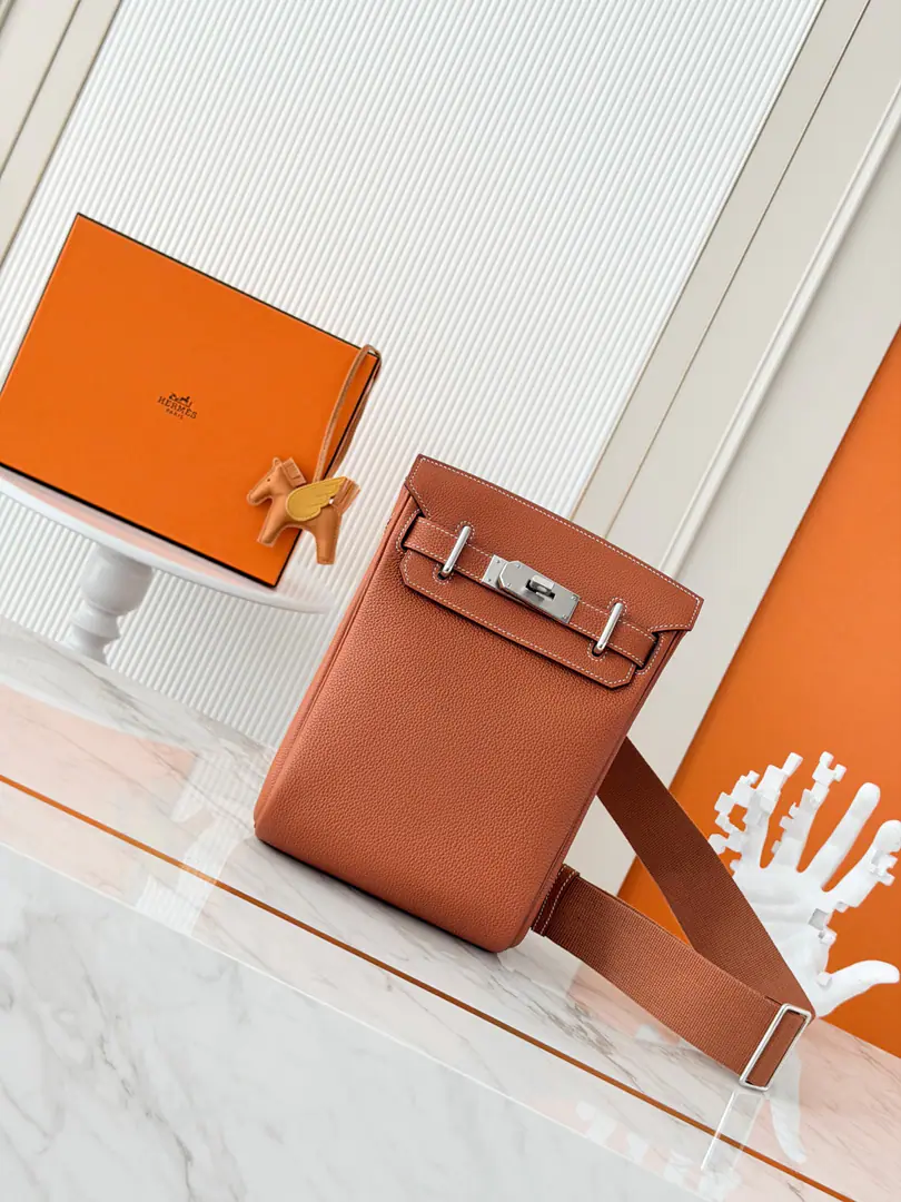 hac a dos Chestbag. Gold brown. All steel hardware., It's so delicate and soft. Waxy Lines Online, Same paragraph for men and women, Shoulder belt.🉑️Reconciliation 🐎The design of the home is really...𝘾𝙤𝙤𝙡～No age-neutral Every age group has a different sense of loose fashion. Current𝐒𝐢𝐳𝐞: 18*8*25.5
