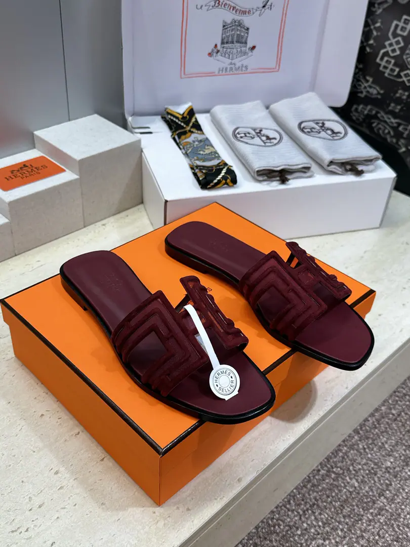 Plant prices（Full plane box.） Scum. Requisition level I'm in love with you, Max. Hermes 2026Spring and summer. OranScrabble the skins of the women's slippers HHome LetterlogoHe's got a nice, big, tight-ass toe slipper. Material: Shoes are imported into sheep, skin.+In the skin of the watered cow.+Italy is a big-ass country. He's tall.:Floor /4.5CM Size: 34-43(34.40.41.42.43Custom without re-offer）