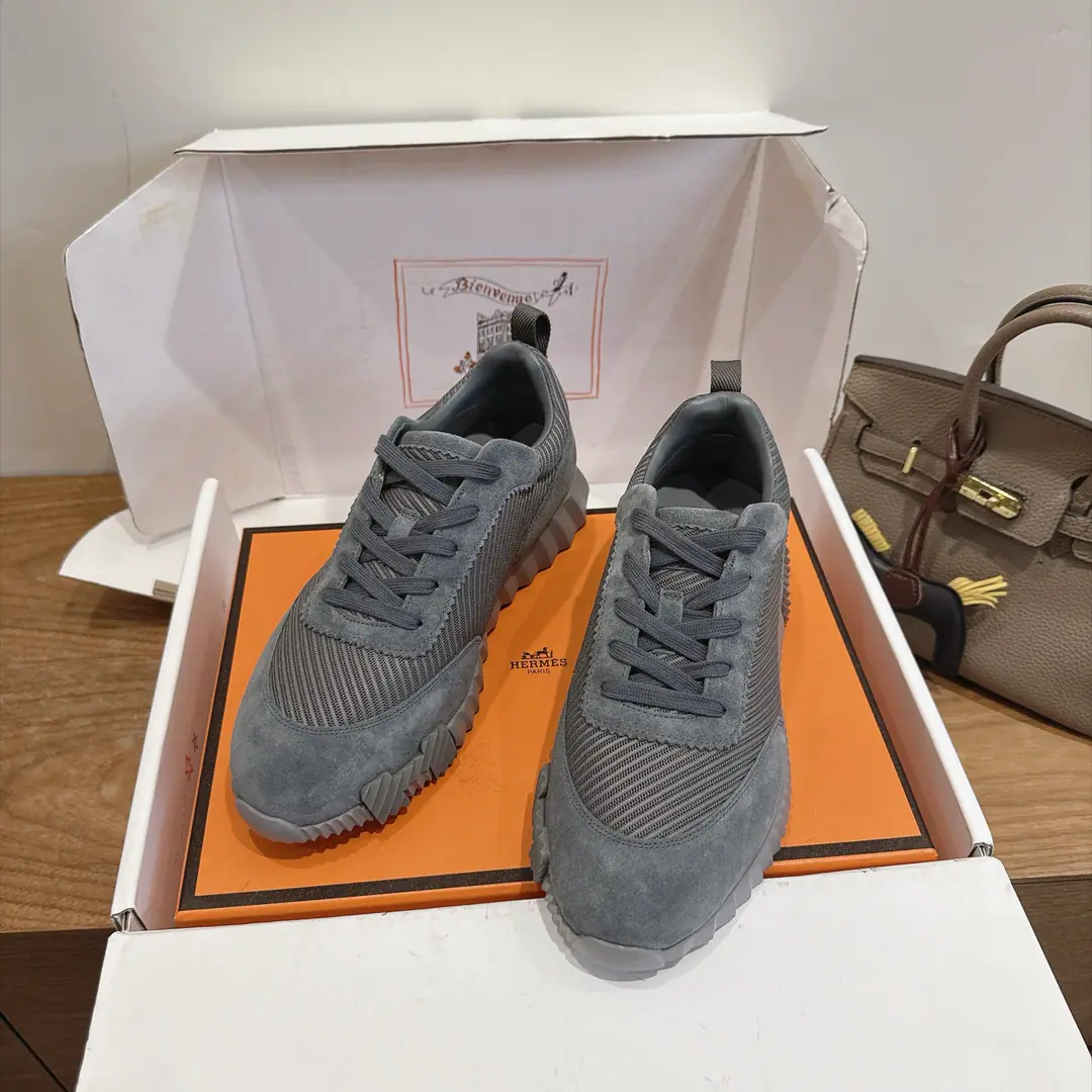 herme…s ss26new arrival～ The cabinet is a big fan of the couple., HThe first shoe-shoes to be used in the distribution.！ It's a classic for the Equestrian. Every season has many colors. It's definitely one of the most worthy of purchase. There are gods of the man.!Don't miss it.！！ He's so light., It's so cozy. It's been a long time., It's not expensive. There's a little coil behind the back with the help with the shoes. Top class. 35-44, - It's a deal.45 46 Men➕20