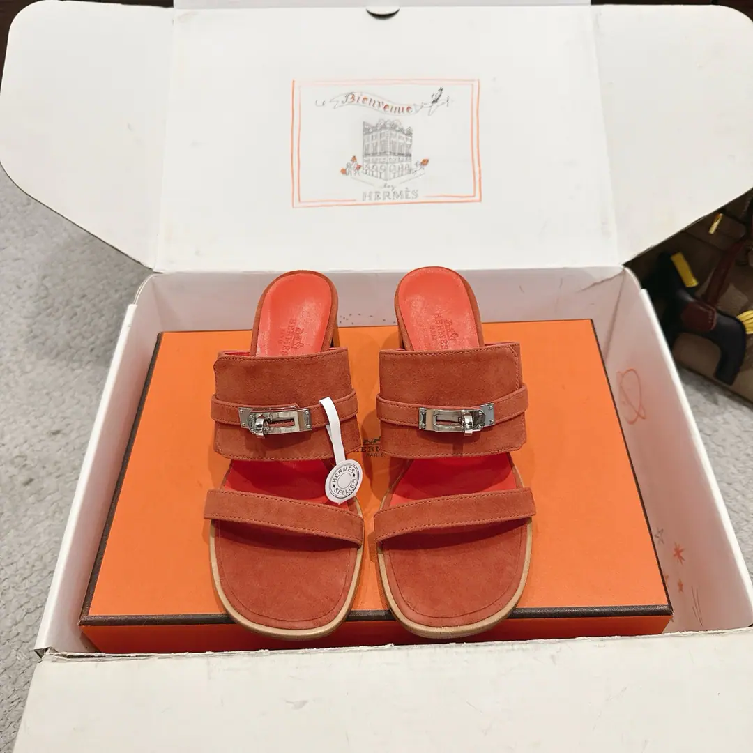 Get out of the factory. Hermes I'm in love with you, Max. Ninon 50Shoes Series———————————Fashion is a lot more than a couple of days. It's super comfortable. Every detail is perfect. OriginalswiftCowskin./- Oh, Pete. Original1:1A sole shoe./Pure steelkellyThe hardware button./The original private model is a big one. ▪️He's tall.: 5cm ▪️SIZE: 35~41（40.41.42.Customize or not change）