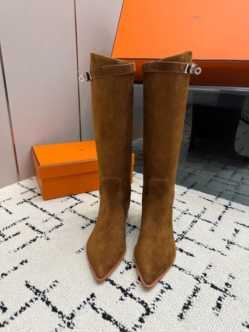 Hemers🧡I'll get what I'm seeing. kellyMetal button boots./Boots Series Autumn and winter money. HERMESThe price of the old boots and boots is close.2WThe high price of the boot is naturally unique in its process and quality, and all the leather is custom-made for import., The inside materials are also custom-made cattle skin.,, You'll have to make provisions for everything in a good fit., And the style is always worn in the boots of knights who never wear out of fashion. Shoe.: Original cow skin Uchi.: Importing cattle and skins Otsumi!: That's a little skin. Codes: 35–39（40.41.42No, no, no, no, no.)