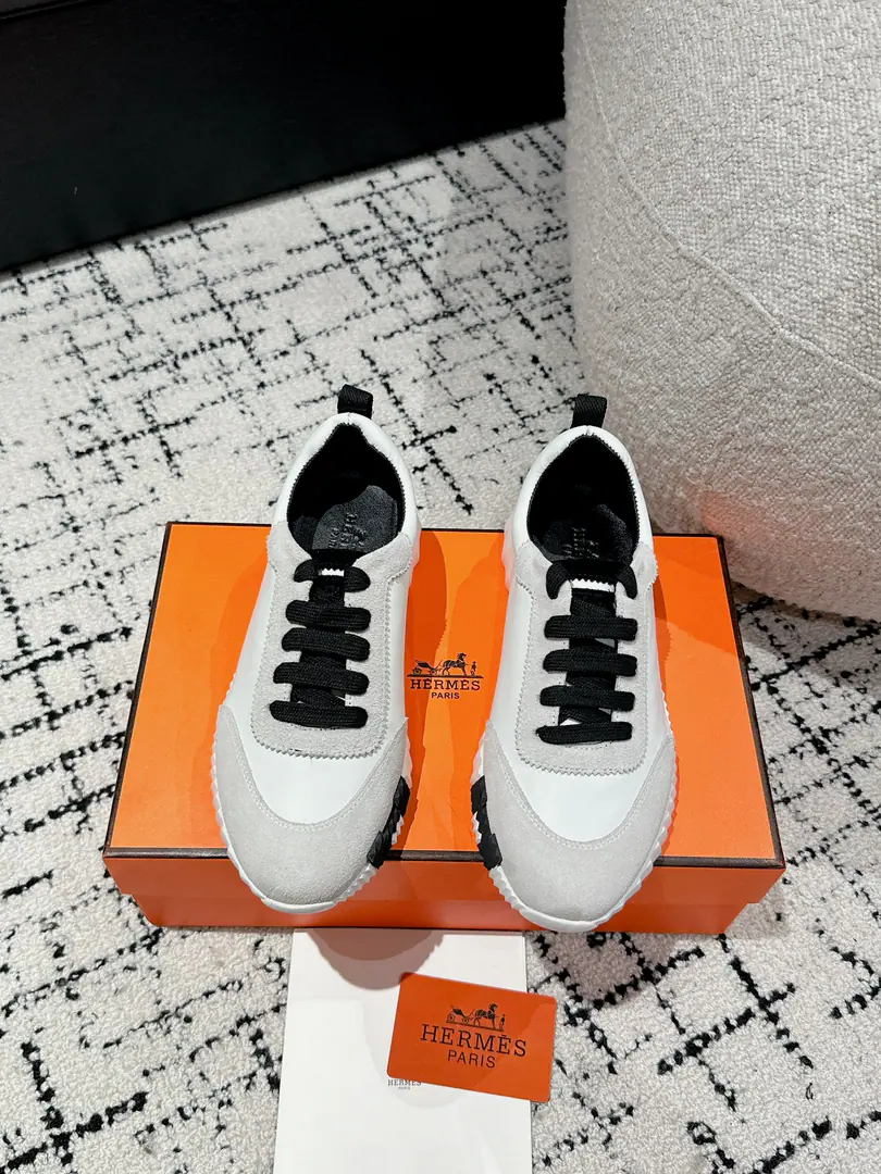 Layout Leather. #Top Version Couple money. Hermes I'm in love with you, Max. 24/ fe new arrival~ Autumn and winter money. Bouncing Couples.👫Sports Leisure shoes. The most comfortable shoes in love with horses., No, I don't.1⃣️, It's a nice, light foot., You don't get tired of shopping.👍 Bullskins.+Wire Nice touch., She's beautiful and she's got a lot of clothes., It's light and comfortable. It's so light. Sports and leisure are the two things. Step on it.💩That's great.！ ✔️Fabulous.:Imported cattle skin+Wire ✔️Uchi.:The imported inlet was for silk and sheep. ✔️Otsumi!:AdoptionIP+TPU(Multi-colour Letters)German technology exposure machine seamlessly combined ✔️Size:#35-46(Women40.41Men45.46Do it.) 🎁Top class. Synchronize full packaging