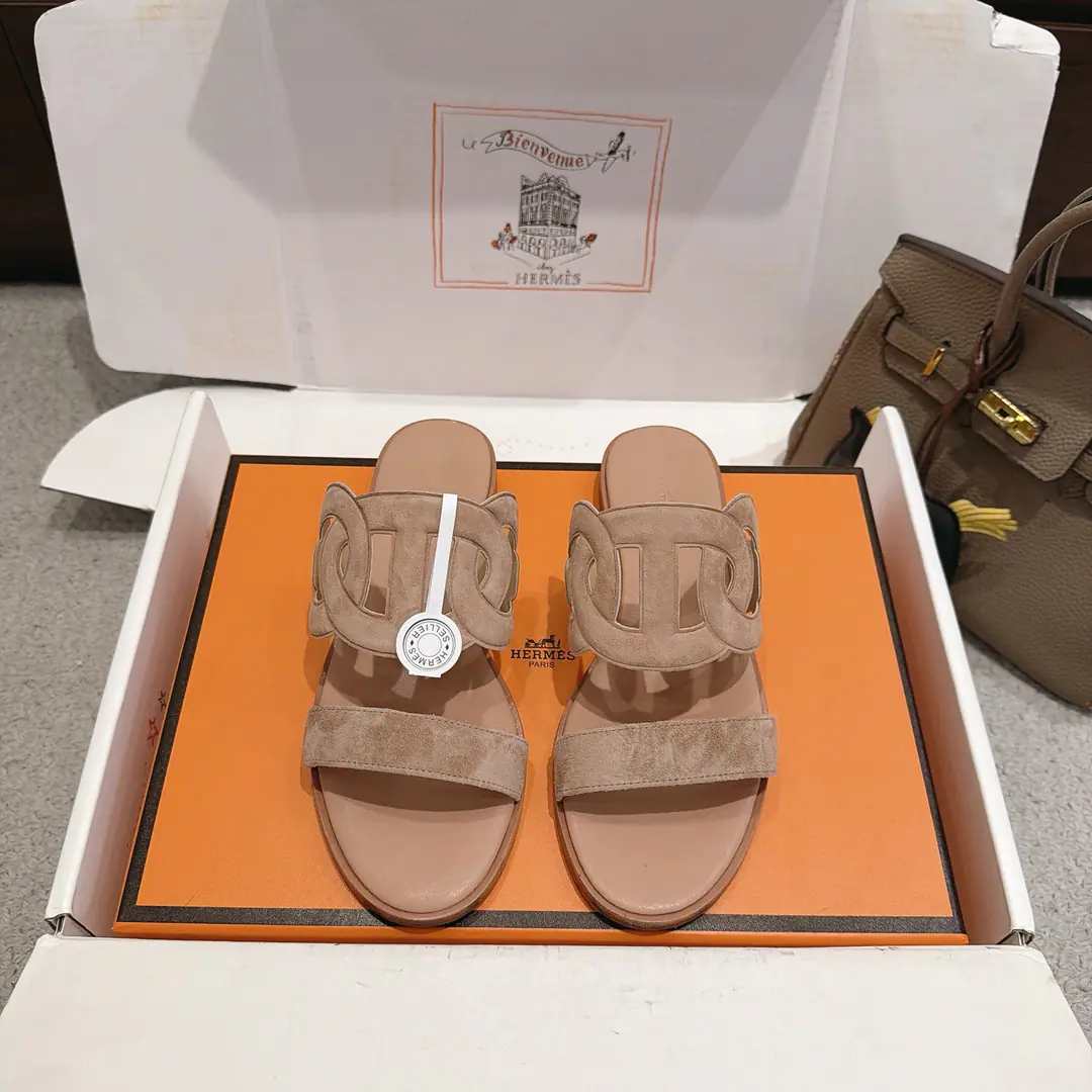 Get out of the factory. Hermes I'm in love with you, Max. Laguna Shoes Series———————————Fashion is a lot more than a couple of days. It's super comfortable. Every detail is perfect. OriginalswiftCowskin./- Oh, Pete. Original1:1A sole shoe./The original private model is a big one. ▪️SIZE: 35~41（40.41.42Customize or not change）