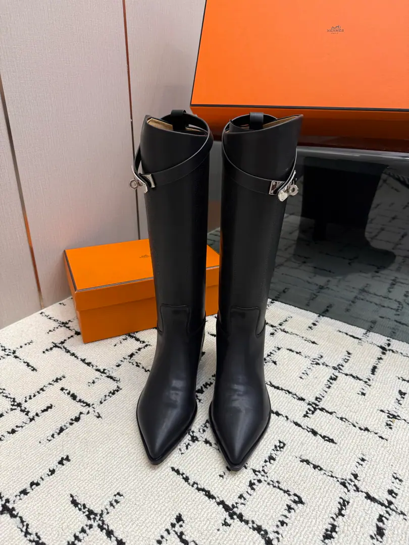 Hit the hole. Top VersionHemers🧡I'll get what I'm seeing. kellyMetal button boots./Boots Series Autumn and winter money. HERMESThe price of the old boots and boots is close.2WThe high price of the boot is naturally unique in its process and quality, and all the leather is custom-made for import., The inside materials are also custom-made cattle skin.,, You'll have to make provisions for everything in a good fit., And the style is always worn in the boots of knights who never wear out of fashion. Shoe.: Original cow skin（Laser） Uchi.: Importing cattle and skins Otsumi!: That's a little skin. Codes: 35–39（40.41.42No, no, no, no, no.)