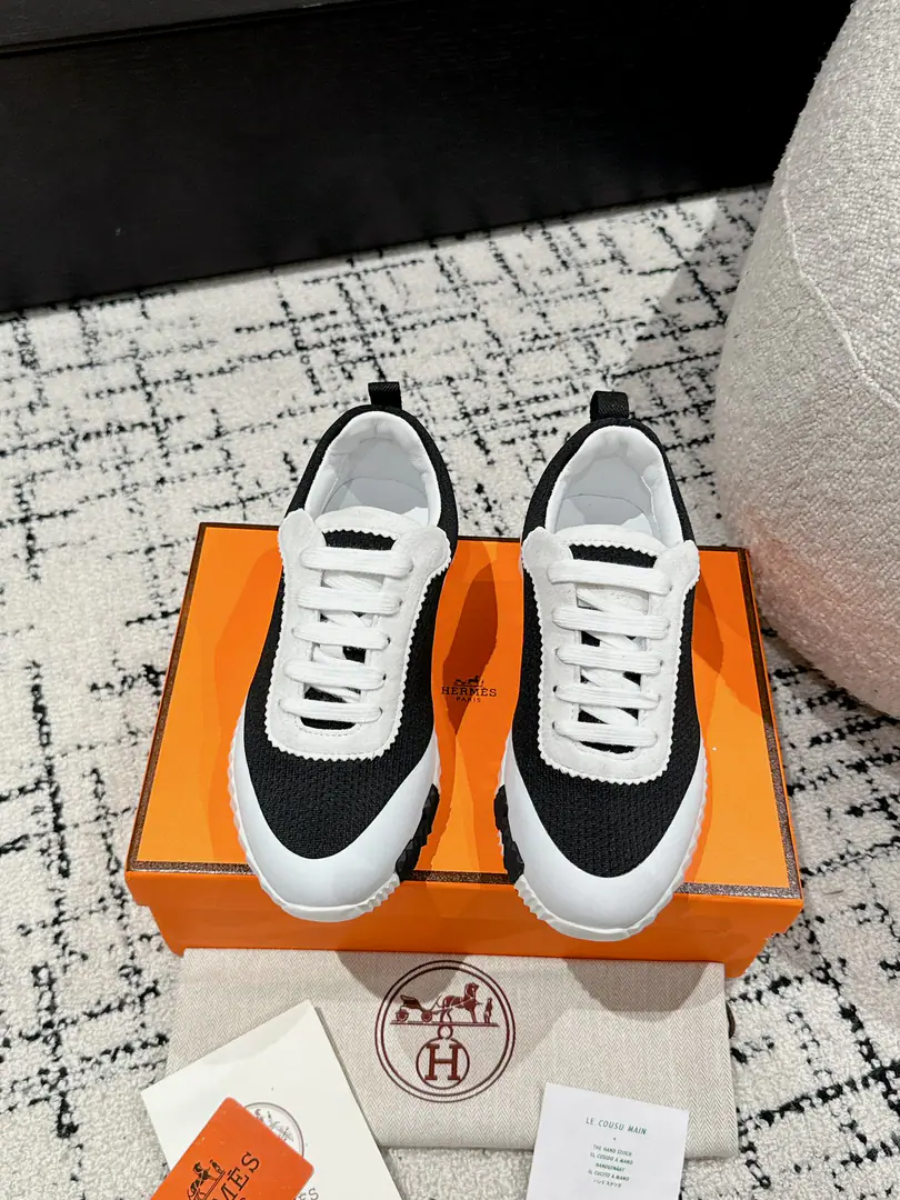#Top Version Couple money. Hermes I'm in love with you, Max. 24/ fe new arrival~ Autumn and winter money. Bouncing Couples.👫Sports Leisure shoes. The most comfortable shoes in love with horses., No, I don't.1⃣️, It's a nice, light foot., You don't get tired of shopping.👍 Bullskins.+Wire Nice touch., She's beautiful and she's got a lot of clothes., It's light and comfortable. It's so light. Sports and leisure are the two things. Step on it.💩That's great.！ ✔️Fabulous.:Imported cattle skin+Wire ✔️Uchi.:The imported inlet was for silk and sheep. ✔️Otsumi!:AdoptionIP+TPU(Multi-colour Letters)German technology exposure machine seamlessly combined ✔️Size:#35-46(Women40.41Men45.46Do it.) 🎁Top class. Synchronize full packaging