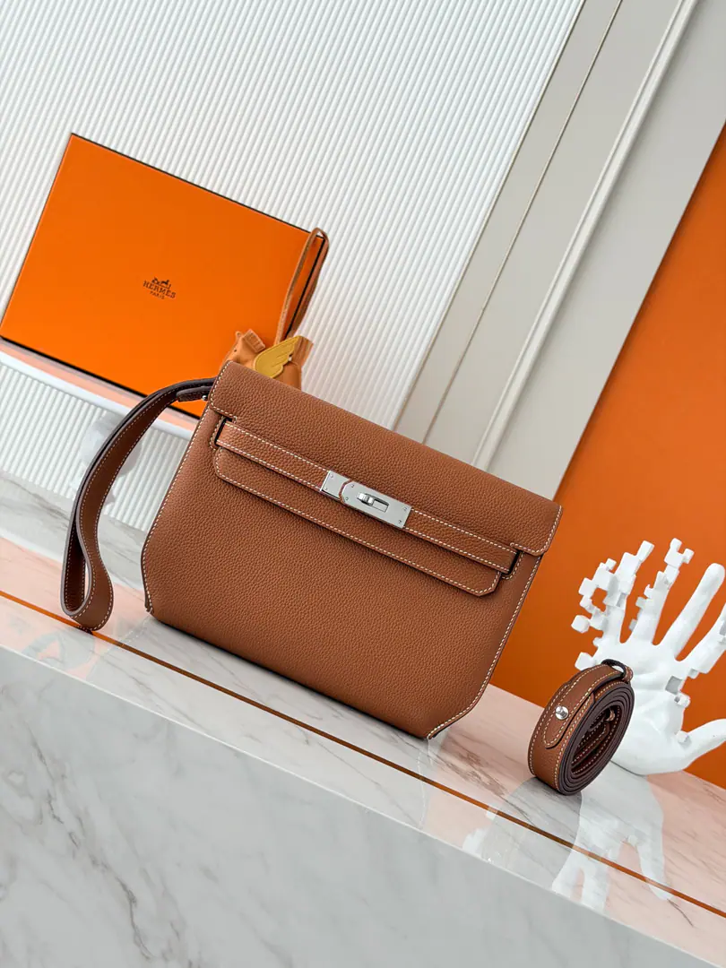Current in stock ✅ Kelly Depeches 25cm togoPee. Gold brown. Silver button. MostinMan's handbag. Depeches25 This leather is really a prodigal., With a shoulder belt and a second to go under the armpit., The fashion is coming out of the air., This bag is very...HFamily origin, KellyThat's what you're trying to do., You must come in too.！🤩 It's a great match.✨You can be a man of arms., Or a slant., And I can still be a handbag., You're not moving with a bag?😘