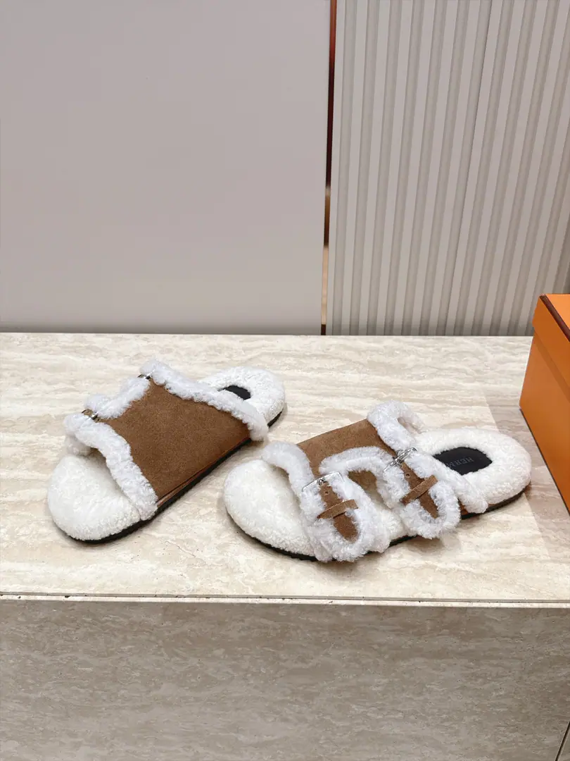Hermes I'm in love with you, Max. New old fur slippers.！ This is so cute.～ ♪ Soft and fluffy hair ♪, It's warm and warm.! I'm gonna raise my legs.! Autumn and winter with socks and lazy. The upper feet are really nice and fashionable.!It's so beautiful.! Imported sheep cakes, ♪ My hands are so delicate and so soft and smooth ♪ Original model rubber bottom Size: 35-39（40/41Custom）
