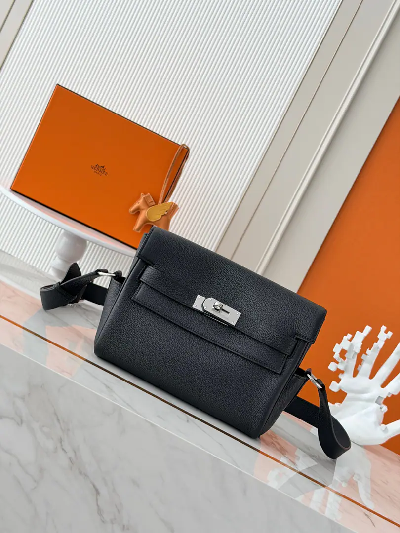 🆕 Current Black silver button.（togo）Pee. kelly messenger 25cmThe same amount for the mailman bag. All-skinned steel hand waxes, Best value for the whole network. Co-payment of postman's bags andkellyThe classic combination of bags., Moderate, It's a practical route., The capacity is also useful., Shoulder band adjustable2A convenient receipt.