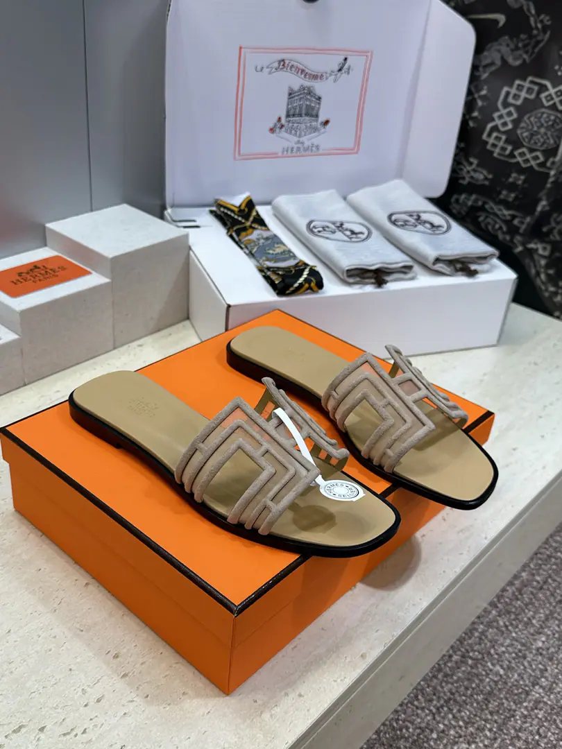 Plant prices（Full plane box.） Scum. Requisition level I'm in love with you, Max. Hermes 2026Spring and summer. OranScrabble the skins of the women's slippers HHome LetterlogoHe's got a nice, big, tight-ass toe slipper. Material: Shoes are imported into sheep, skin.+In the skin of the watered cow.+Italy is a big-ass country. He's tall.:Floor /4.5CM Size: 34-43(34.40.41.42.43Custom without re-offer）