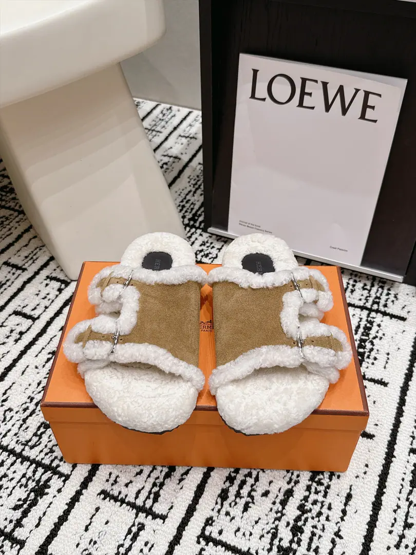 Requisition level Hermes 26/Autumn and winter money. Flat wool slippers. It's a great look. A superstar, red grass. Autumn and winter are necessary. I'm comfortable with the high sense of excellence. Shoe.: Counter-featur. Uchi.:Import the wool. Otsumi!:TpuSlip and grind the bottom. Size: 35-41 (40, 41I'll make sure I don't change it.)