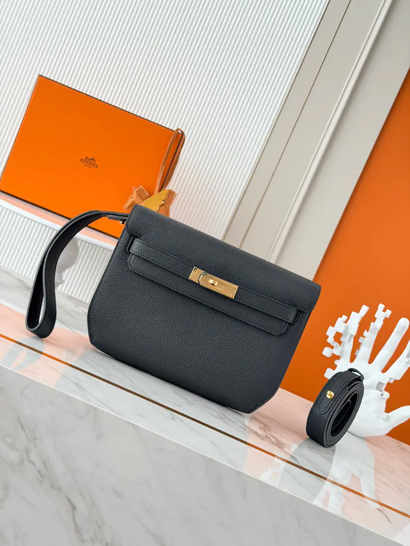 Current in stock ✅ Kelly Depeches 25cm togoSkin black. Gold button. MostinMan's handbag. Depeches25 This leather is really a prodigal., With a shoulder belt and a second to go under the armpit., The fashion is coming out of the air., This bag is very...HFamily origin, KellyThat's what you're trying to do., You must come in too.！🤩 It's a great match.✨You can be a man of arms., Or a slant., And I can still be a handbag., You're not moving with a bag?😘