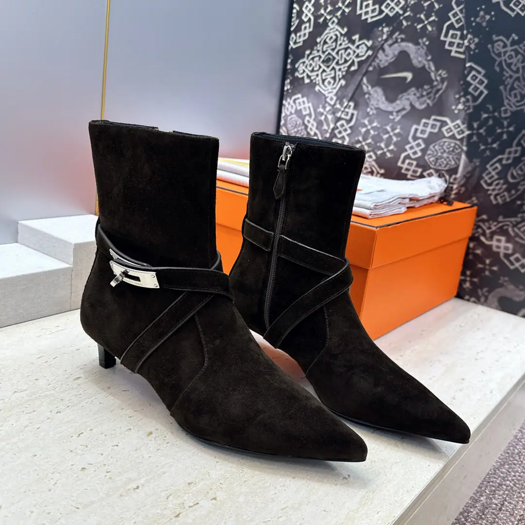 Plant prices HermesI'm in love with you, Max. 2026Autumn and winter money.Nice Crossing punk styleKellyAnd pull the naked female boots. HThe same letter as the star.logoChevalier boots with low and pointy heads. Material:I'll import a cow's skin on my shoe./Import sheep, skin.+In the skin of the watered cow.+Italy is a big-ass country. He's tall.:4CM Size: 35-39(34.40.41.42Custom without re-offer)