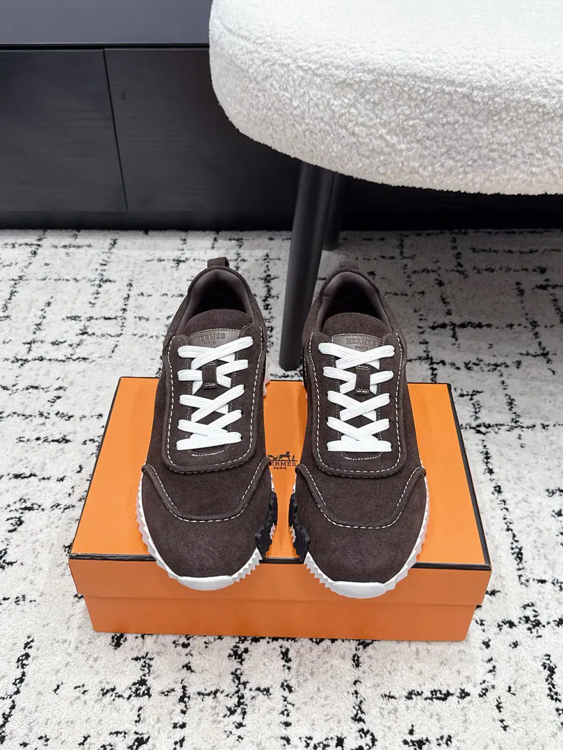 Men+10 HermesI'm in love with you, Max. 26/ New-colour classics. Leisure sports shoes The couple's leisurely tracker's shoes combined with high-tech canvas and skin-skinned goats., Exaggerating on the soles of rubber shoes.“Letter, Italic design and bright colours show dynamism, Re-initiating brand design inspiration. A simple walk around the city., Feel free and comfortable.. ✔️Fabulous.: Special fabric and anti-featur. ✔️Uchi.: Customize air network ✔️Otsumi!: Shade it.TPU+Rubber foam material ✔️Bottom: 3CM ✔️Size: 35-45（Women40 Men45Do it.）