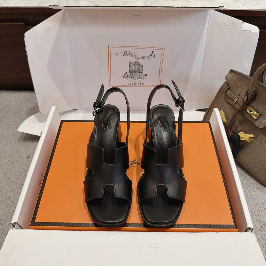 Get out of the factory. Hermes Helia 60Shoes Series ———————————Fashion is a lot more than a couple of days. It's super comfortable. Every detail is perfect. Original CustomiseNappaCowskin./I'm a sheep-skinner./Original private model heels. ▪️He's tall.: 6cm ▪️Otsumi!: The original is a very big one. ▪️SIZE: 35~41（40.41.Customize or not change）