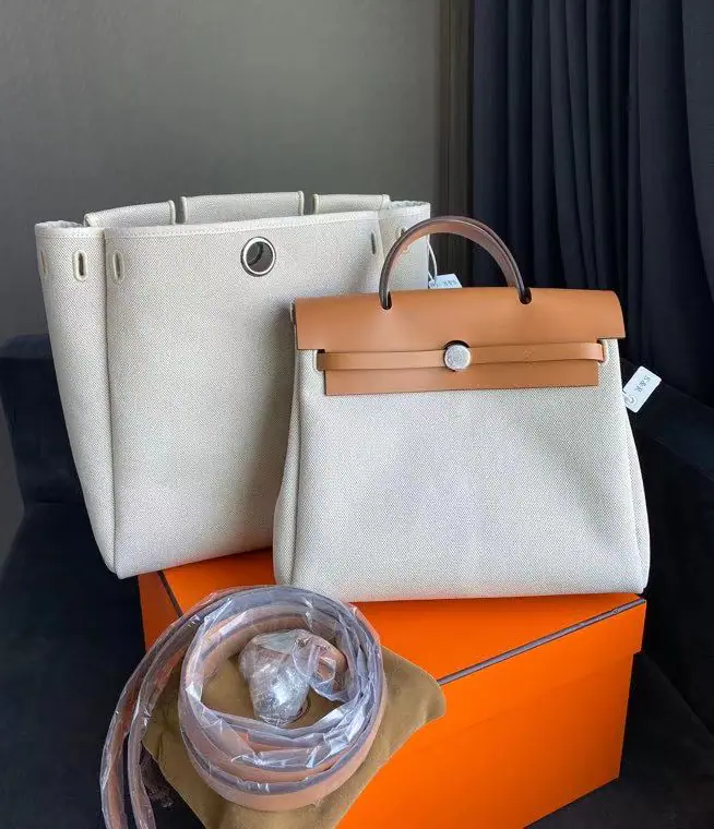 【Herbag backpack A DOSSeries】Almond./Two types of encumbrances for the non-Chinese-coloured antiques are available for replacement.（♪ Shoulder swirly shift ♪）Yeah.1Bags4Use A DOS Yes.Her BagThe ancient antiques.ADOSIt's not just a double shoulder bag. Draw the shoulder belt inside the bag. And then it's a single shoulder bag.. The sizes are different.: Big bag.: Kuan30High35Huge10 Little bag wide30High25Huge10.