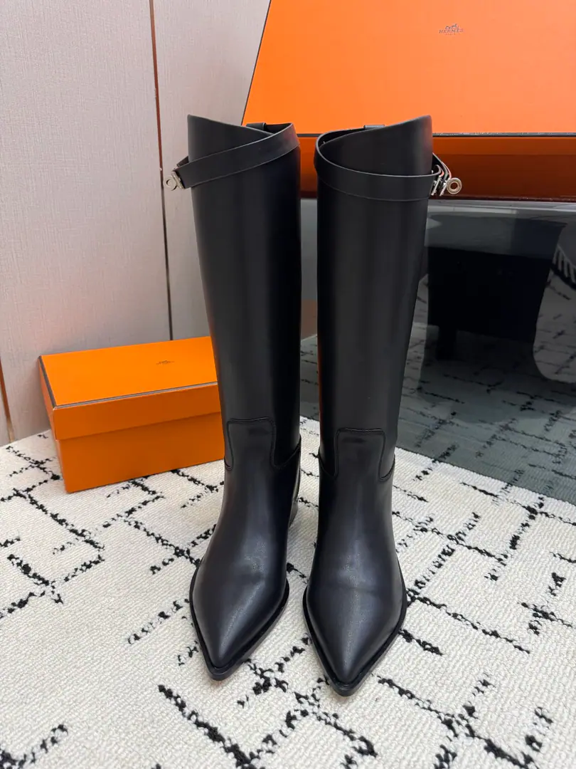 Hemers🧡I'll get what I'm seeing. kellyMetal button boots./Boots Series Autumn and winter money. HERMESThe price of the old boots and boots is close.2WThe high price of the boot is naturally unique in its process and quality, and all the leather is custom-made for import., The inside materials are also custom-made cattle skin.,, You'll have to make provisions for everything in a good fit., And the style is always worn in the boots of knights who never wear out of fashion. Shoe.: Original cow skin Uchi.: Importing cattle and skins Otsumi!: That's a little skin. Codes: 35–39（40.41.42No, no, no, no, no.)