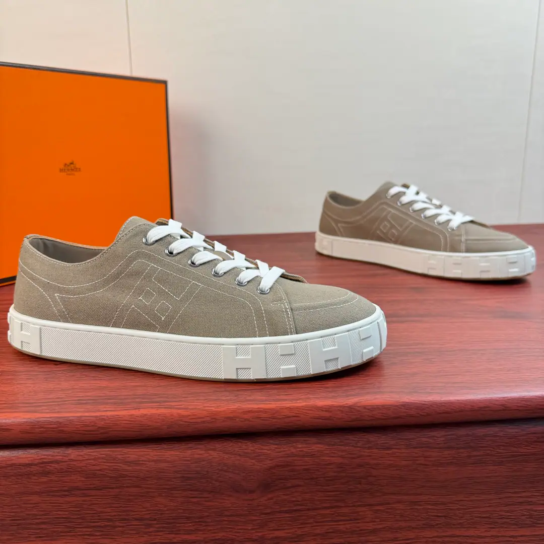 Hermes/I'm in love with you, Max. MaxiA series of low-barrel canvas shoes. Synchronise update of the network！ A new low-bonded masturbation of Emascords is on the shelf., Jane's got a nice, nice, nice, low-shoes set., Perfectly exposed ankles., Visual length stretch ratio, All kinds of legs can be easily managed.. The shoe is chosen with a dildo-resistant fabric., A fine line of embroidery and branding., I'm not sure if I can get a full recognition.. The thick-deck rubber is full of classics.HThe tattoo., Slightly increased, My feet are soft., I'm not under any pressure to go to work.. Low-band styles fit into multiple wear styles., Leisure pants are always casual., The broads are a little bit of luxury., The shorts are so clean, the kids are so happy.. The details of the big job are in place., A package of raw shoes., You're always wearing it., You're a decent gift., The tide is a bit out of line., Every year, every season can be repeated.. Full package！ Size: 39-40-41-42-43-44 Standard leather shoe size. （38/45/46But it's not gonna be a change.） The cargo.: H261858 Brown green