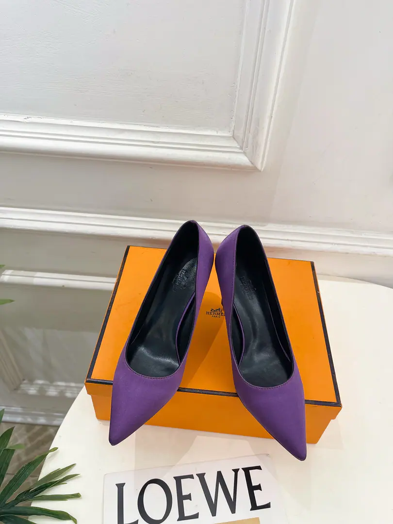 🐎𝐇𝐄𝐑𝐌𝐄* Irmath. 26𝐬𝐬 🌈2026Autumn and winter brand new. New money in the cabinet. MirageMetal chains and pointy heels. Series〰 ◽Shoe.: Original custom silk/The sheep. ◽️ Uchi.: Import mixed sheep skin ◽Otsumi!: The original Italian is a big one. ◽He's tall.: 9.5cm ◽Shoes.: 35-39（40.41I'll make sure I don't change it.） ◽Plant price ◽Numbering: 2608045