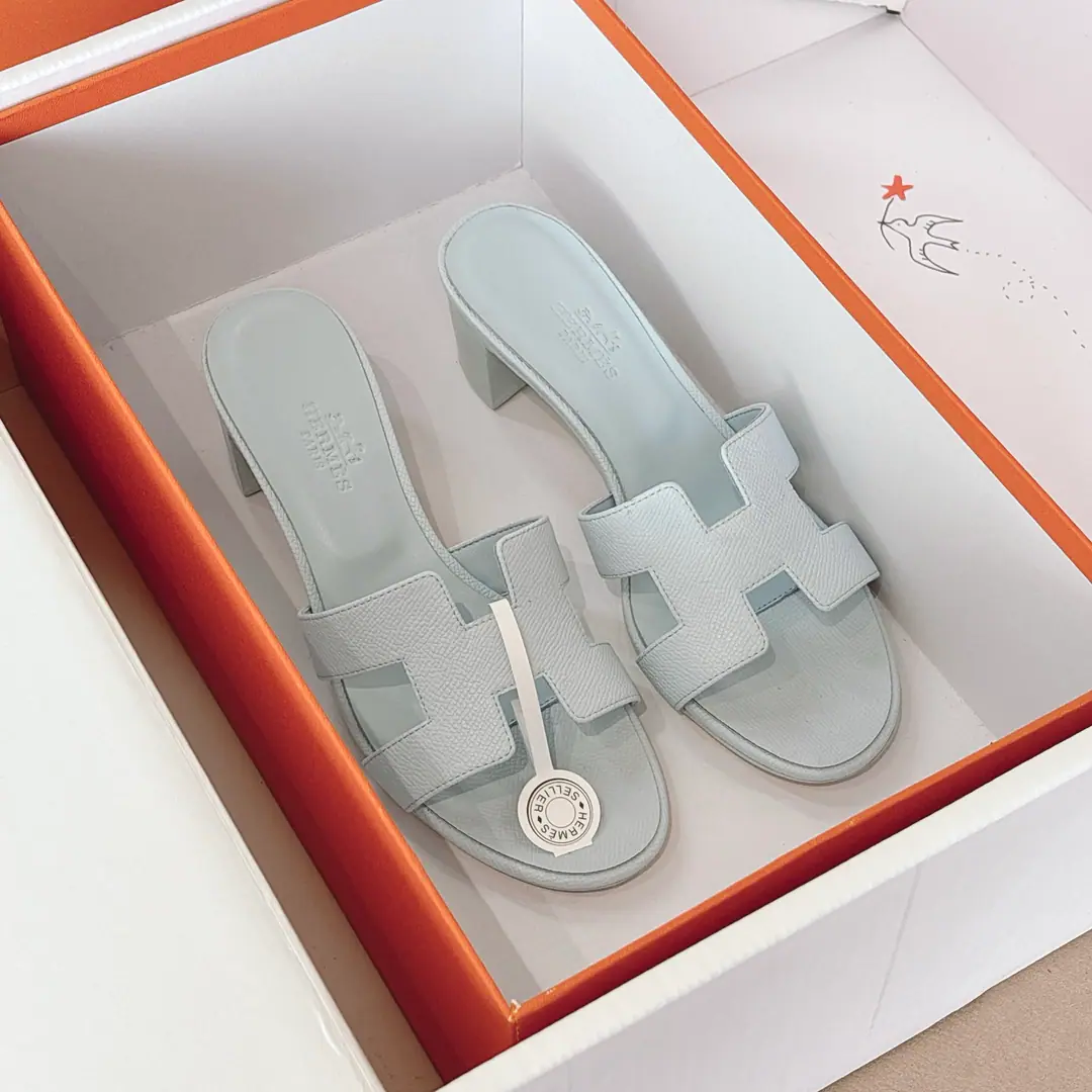 『 New Colour 』Get out of the factory. Hermes I'm in love with you, Max.HShoes.Oasis Shoes Series———————————Fashion is a lot more than a couple of days. It's super comfortable. Every detail is perfect. OriginalswiftCowskin. Original1:1A sole shoe./The original is really a big one. ▪️He's tall.: 5cm ▪️Packaging: There's two pairs of shoes.HHome series of scarfs. ▪️SIZE: 34~42（34.40.41.42Customize or not change）