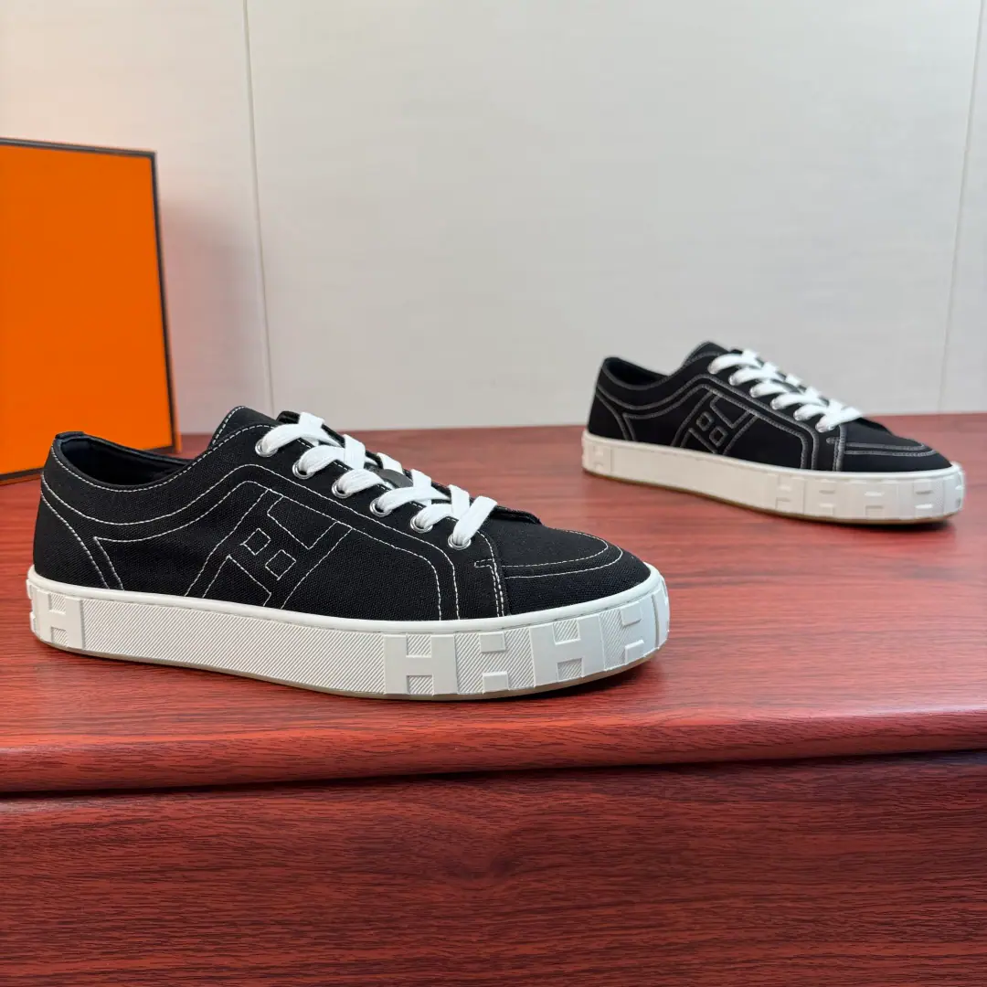 Hermes/I'm in love with you, Max. MaxiA series of low-barrel canvas shoes. Synchronise update of the network！ A new low-bonded masturbation of Emascords is on the shelf., Jane's got a nice, nice, nice, low-shoes set., Perfectly exposed ankles., Visual length stretch ratio, All kinds of legs can be easily managed.. The shoe is chosen with a dildo-resistant fabric., A fine line of embroidery and branding., I'm not sure if I can get a full recognition.. The thick-deck rubber is full of classics.HThe tattoo., Slightly increased, My feet are soft., I'm not under any pressure to go to work.. Low-band styles fit into multiple wear styles., Leisure pants are always casual., The broads are a little bit of luxury., The shorts are so clean, the kids are so happy.. The details of the big job are in place., A package of raw shoes., You're always wearing it., You're a decent gift., The tide is a bit out of line., Every year, every season can be repeated.. Full package！ Size: 39-40-41-42-43-44 Standard leather shoe size. （38/45/46But it's not gonna be a change.） The cargo.: H261858 Black