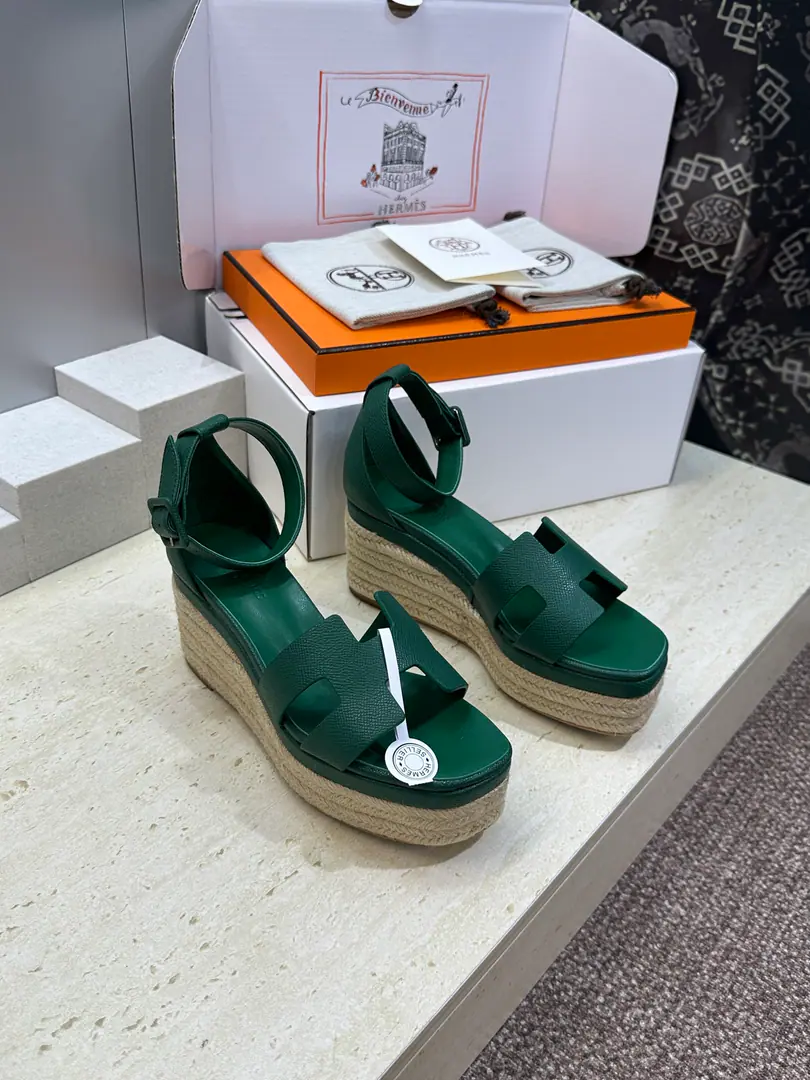 Plant prices(Full plane box.) Scum. Requisition levelHermes I'm in love with you, Max. 2026Spring and summer. Luce - Skin-down, gypsy-shoes. HIt's a classic.“H”Shoes on the surface, heels on the water-proof stand. Material: I'll import a cow's skin on my shoe./Import sheep, skin.+In the skin of the watered cow.+The original custom-made line combination is Italian. He's tall.:7CM /Waterproof stand high.: 4CM Size: 35-42(40.41.42Custom without re-offer）