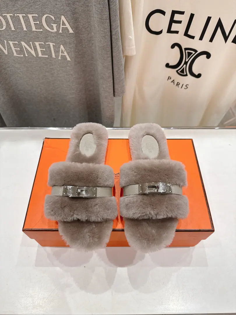 🏧𝗛𝗘𝗥𝗠𝗘𝗦ClassicHFurry slippers. The king blew it up.HTow You're a lazy man.‼️A classic short book.HModel Physical feet are really good., Slender white. Super-biggy lady slippers imported wool into Australia. The upper foot is so cozy.👍 Italian imports are so thick. Size: 35-42 [40.41.42Custom]