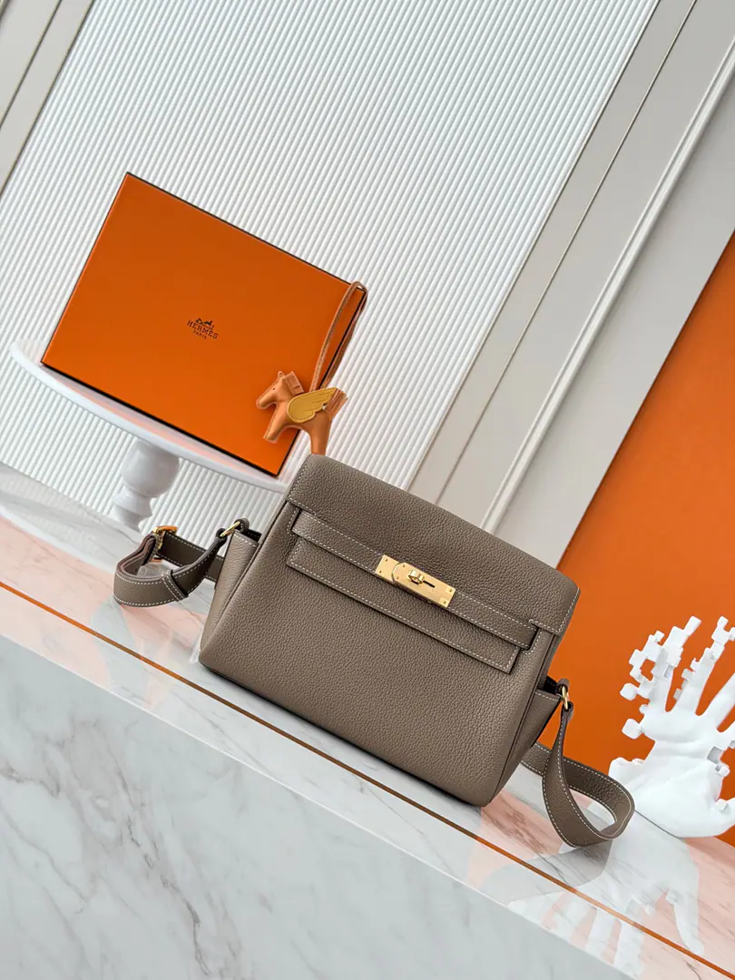 🆕 Current An elephant with a golden button.（togo）Pee. kelly messenger 25cmThe same amount for the mailman bag. All-skinned steel hand waxes, Best value for the whole network. Co-payment of postman's bags andkellyThe classic combination of bags., Moderate, It's a practical route., The capacity is also useful., Shoulder band adjustable2A convenient receipt.