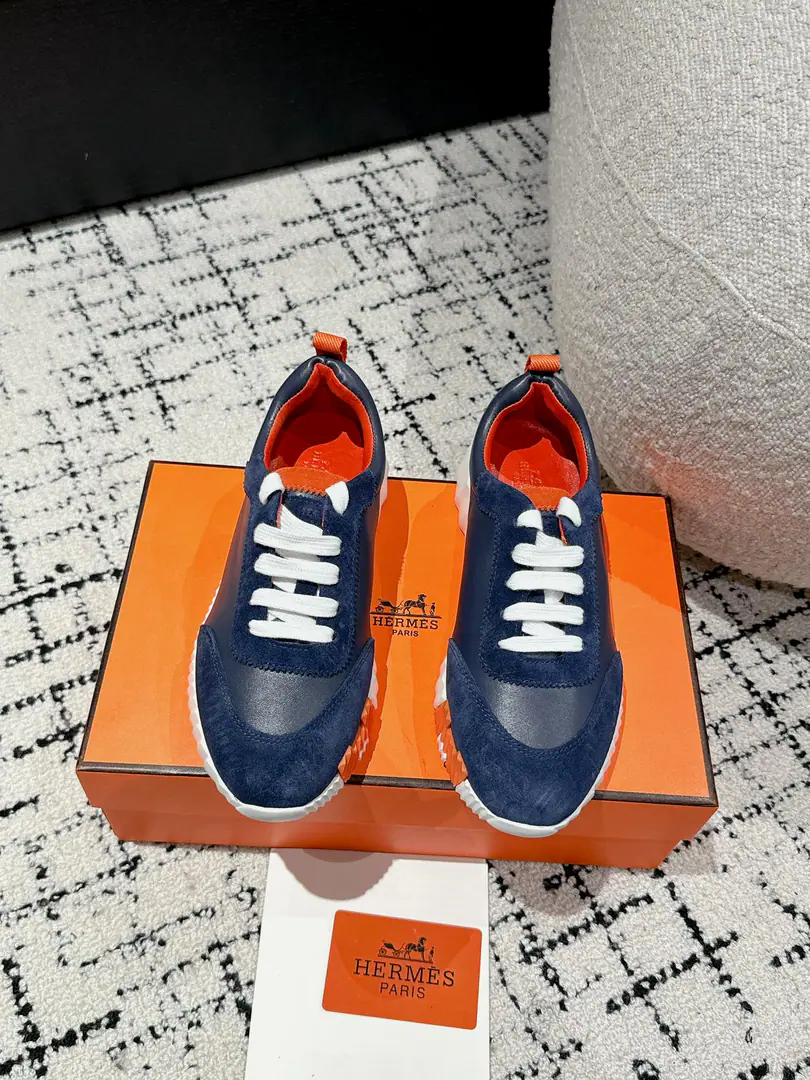 Layout Leather. #Top Version Couple money. Hermes I'm in love with you, Max. 24/ fe new arrival~ Autumn and winter money. Bouncing Couples.👫Sports Leisure shoes. The most comfortable shoes in love with horses., No, I don't.1⃣️, It's a nice, light foot., You don't get tired of shopping.👍 Bullskins.+Wire Nice touch., She's beautiful and she's got a lot of clothes., It's light and comfortable. It's so light. Sports and leisure are the two things. Step on it.💩That's great.！ ✔️Fabulous.:Imported cattle skin+Wire ✔️Uchi.:The imported inlet was for silk and sheep. ✔️Otsumi!:AdoptionIP+TPU(Multi-colour Letters)German technology exposure machine seamlessly combined ✔️Size:#35-46(Women40.41Men45.46Do it.) 🎁Top class. Synchronize full packaging