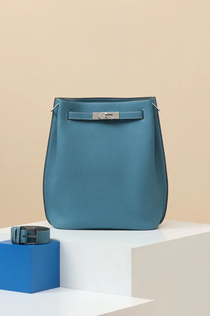 🇨🇳Model:SK22 Colours: D2New cowboy blue. Dimensions: Long22 × High30 × Kuan12 Shoulder length TogoCowskin. ClassicKellyBlank-drink buckets. MarkerKellyRotation lock A corrugated leather shoulder belt. Inline zippers and plug bags ♪ And I can't bear ♪, Tilt or carry as backpack Made in France. Metals.:- Pump.