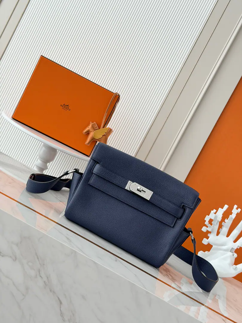 🆕 Current Dark blue silver buttons（togo）Pee. kelly messenger 25cmThe same amount for the mailman bag. All-skinned steel hand waxes, Best value for the whole network. Co-payment of postman's bags andkellyThe classic combination of bags., Moderate, It's a practical route., The capacity is also useful., Shoulder band adjustable2A convenient receipt.