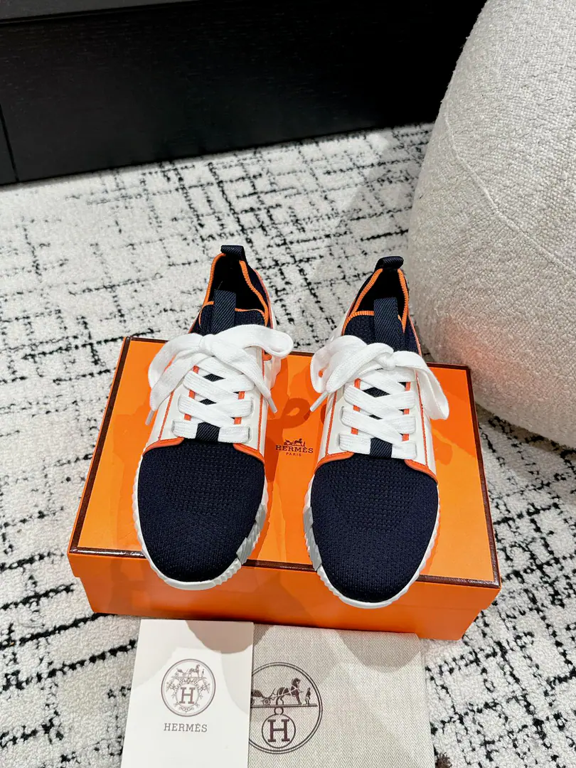 ¥Men+10 #Top Version Couple money. Hermes I'm in love with you, Max. 24/ fe new arrival~ Autumn and winter money. Bouncing Couples.👫Sports Leisure shoes. The most comfortable shoes in love with horses., No, I don't.1⃣️, It's a nice, light foot., You don't get tired of shopping.👍 Bullskins.+Wire Nice touch., She's beautiful and she's got a lot of clothes., It's light and comfortable. It's so light. Sports and leisure are the two things. Step on it.💩That's great.！ ✔️Fabulous.:Imported cattle skin+Wire ✔️Uchi.:The imported inlet was for silk and sheep. ✔️Otsumi!:AdoptionIP+TPU(Multi-colour Letters)German technology exposure machine seamlessly combined ✔️Size:#35-46(Women40.41Men45.46Do it.) 🎁Top class. Synchronize full packaging