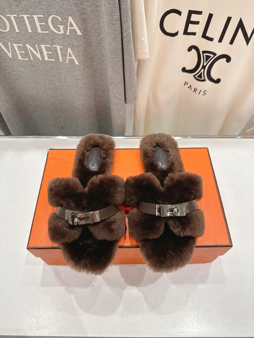 🏧𝗛𝗘𝗥𝗠𝗘𝗦ClassicHFurry slippers. The king blew it up.HTow You're a lazy man.‼️A classic short book.HModel Physical feet are really good., Slender white. Super-biggy lady slippers imported wool into Australia. The upper foot is so cozy.👍 Italian imports are so thick. Size: 35-42 [40.41.42Custom]