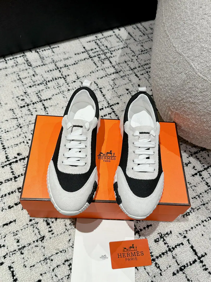 Layout Leather. #Top Version Couple money. Hermes I'm in love with you, Max. 24/ fe new arrival~ Autumn and winter money. Bouncing Couples.👫Sports Leisure shoes. The most comfortable shoes in love with horses., No, I don't.1⃣️, It's a nice, light foot., You don't get tired of shopping.👍 Bullskins.+Wire Nice touch., She's beautiful and she's got a lot of clothes., It's light and comfortable. It's so light. Sports and leisure are the two things. Step on it.💩That's great.！ ✔️Fabulous.:Imported cattle skin+Wire ✔️Uchi.:The imported inlet was for silk and sheep. ✔️Otsumi!:AdoptionIP+TPU(Multi-colour Letters)German technology exposure machine seamlessly combined ✔️Size:#35-46(Women40.41Men45.46Do it.) 🎁Top class. Synchronize full packaging