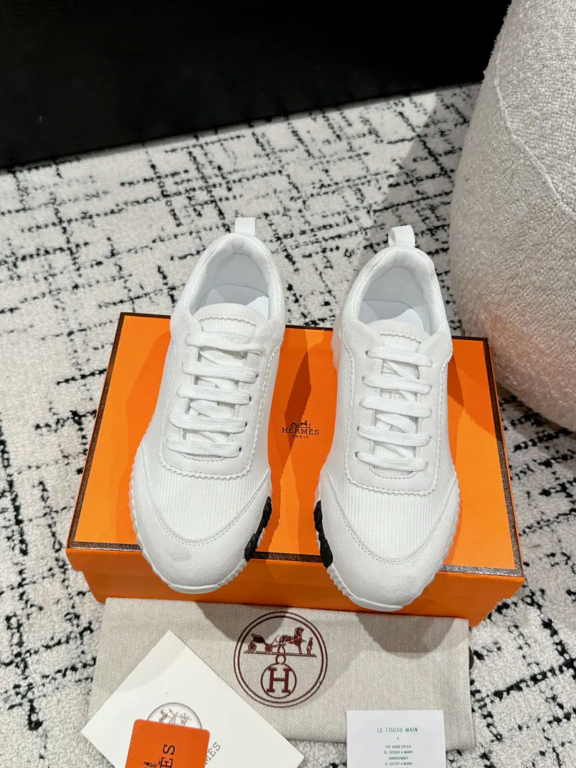 #Top Version Couple money. Hermes I'm in love with you, Max. 24/ fe new arrival~ Autumn and winter money. Bouncing Couples.👫Sports Leisure shoes. The most comfortable shoes in love with horses., No, I don't.1⃣️, It's a nice, light foot., You don't get tired of shopping.👍 Bullskins.+Wire Nice touch., She's beautiful and she's got a lot of clothes., It's light and comfortable. It's so light. Sports and leisure are the two things. Step on it.💩That's great.！ ✔️Fabulous.:Imported cattle skin+Wire ✔️Uchi.:The imported inlet was for silk and sheep. ✔️Otsumi!:AdoptionIP+TPU(Multi-colour Letters)German technology exposure machine seamlessly combined ✔️Size:#35-46(Women40.41Men45.46Do it.) 🎁Top class. Synchronize full packaging