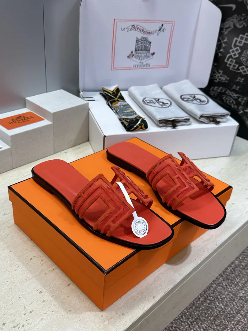 Plant prices（Full plane box.） Scum. Requisition level I'm in love with you, Max. Hermes 2026Spring and summer. OranScrabble the skins of the women's slippers HHome LetterlogoHe's got a nice, big, tight-ass toe slipper. Material: Shoes are imported into sheep, skin.+In the skin of the watered cow.+Italy is a big-ass country. He's tall.:Floor /4.5CM Size: 34-43(34.40.41.42.43Custom without re-offer）