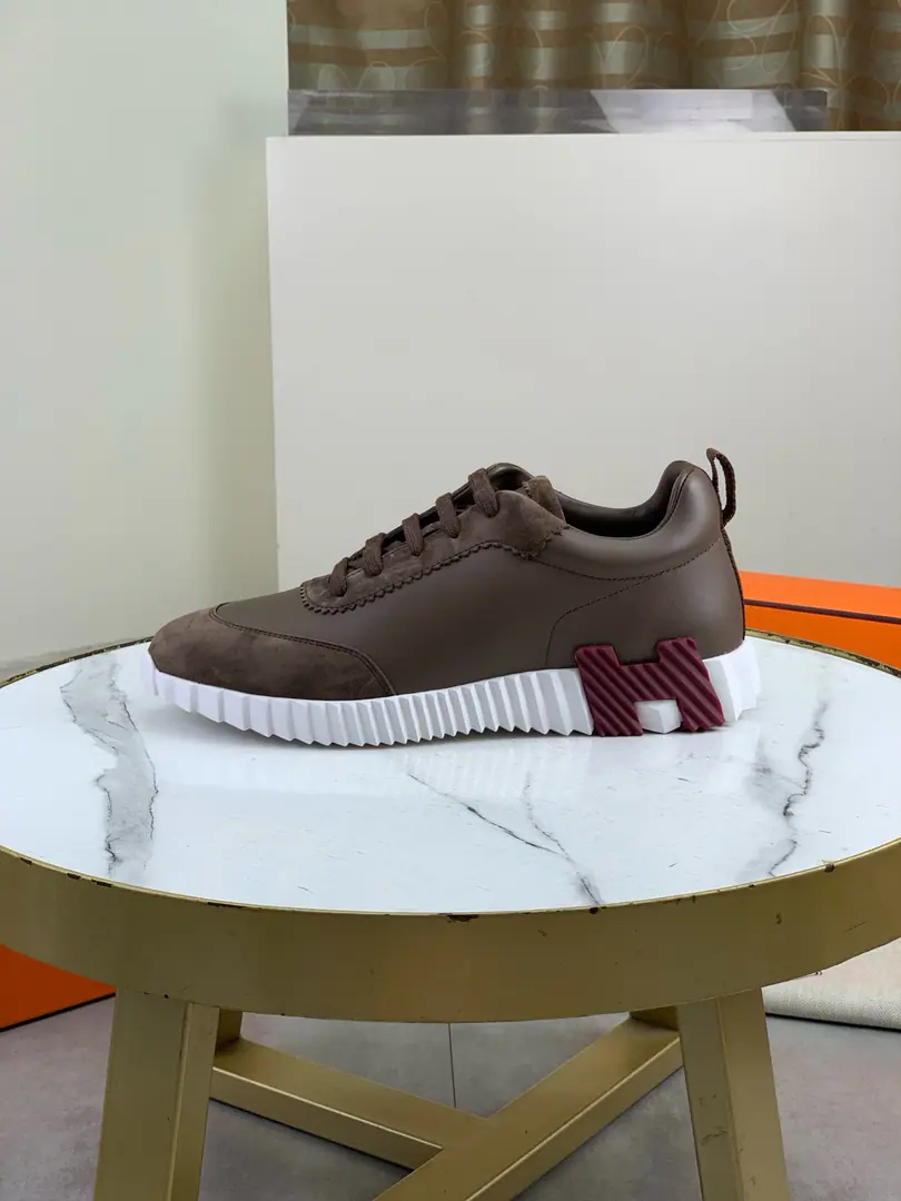 Plant prices Top Version Original List HermesA man of love. Drift Sneaker New recreational shoes. Original procurement development Make the goods. HThe classics of men at home. Technology with air noodles and cow skin. Leisure sports shoes The leisurely sport of old dad's shoes combined with high technology for air material and cow skin., SideHHome only button decoration The bottom is full.HItalic design and bright colours show dynamism, Re-initiating brand design inspiration. A simple walk around the city., Feel free and comfortable.. ♪ And deliver the fine packaging ♪🛍📦 ▪️Fabulous.: Original custom customised air-in-kind material+Head-decked cow skin. ▪️Uchi.: Skins and feet. ▪️Otsumi!: I'm taking a break.PU+TPUMaterial ▪️Size: 39-45（38 46 47Do it.） Multiple Colours Precious packaging