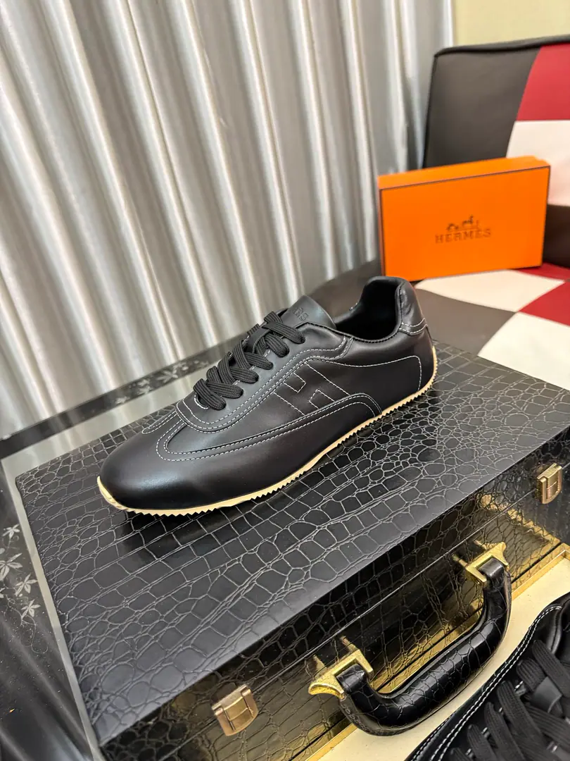 Get out of the factory.⌚️⌚️HERME*A high-end man with a fashion and sports shoe., The craft., Customize imported flying productions, Tiles designed to have a clear line-line sense, The mats inside the cow's skin., Light rubber, large base.. Luxury style, Retro cozy roundheads., I'm not bored with the face., Jane's atmosphere., The upper foot is comfortable and the flu is cold.: 38- ️⃣Colour Optional