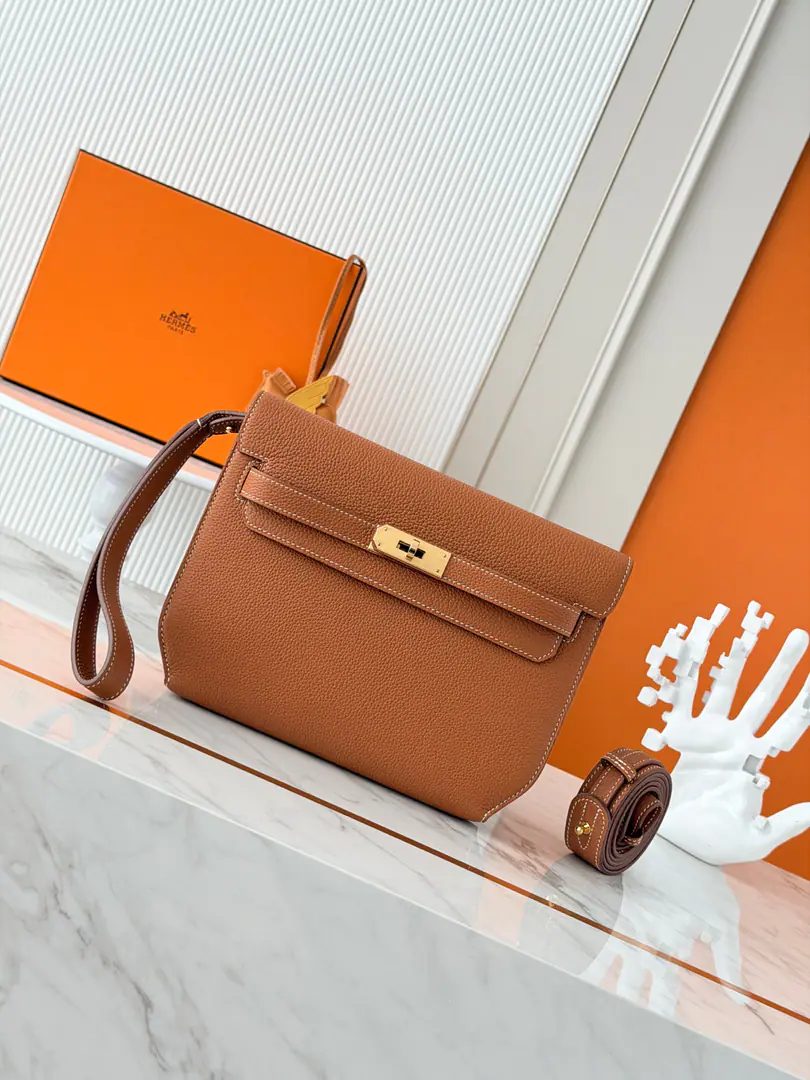 Current in stock ✅ Kelly Depeches 25cm togoPee. Gold brown. Gold button. MostinMan's handbag. Depeches25 This leather is really a prodigal., With a shoulder belt and a second to go under the armpit., The fashion is coming out of the air., This bag is very...HFamily origin, KellyThat's what you're trying to do., You must come in too.！🤩 It's a great match.✨You can be a man of arms., Or a slant., And I can still be a handbag., You're not moving with a bag?😘