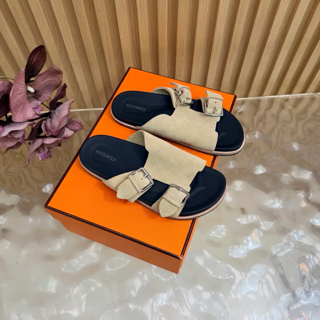 New paragraph 2026The early spring new money. 🧡Hermès/I'm the latest in Armath. Beach slippers. Double button. Shoes. Real leather. The design of the ancients. A strong foreign scene. It's a great fashion., You're so good at all the things on your feet. A simple, simple style that matches a sense of excellence would be great. A hundred-colour lines are hard to love.！ The pasta is imported into the sheep. It's all sheep's skin. Otsumi!: Original Base Size: 35-39 （40/41/42Custom）