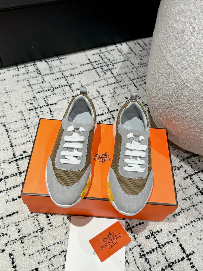 Layout Leather. #Top Version Couple money. Hermes I'm in love with you, Max. 24/ fe new arrival~ Autumn and winter money. Bouncing Couples.👫Sports Leisure shoes. The most comfortable shoes in love with horses., No, I don't.1⃣️, It's a nice, light foot., You don't get tired of shopping.👍 Bullskins.+Wire Nice touch., She's beautiful and she's got a lot of clothes., It's light and comfortable. It's so light. Sports and leisure are the two things. Step on it.💩That's great.！ ✔️Fabulous.:Imported cattle skin+Wire ✔️Uchi.:The imported inlet was for silk and sheep. ✔️Otsumi!:AdoptionIP+TPU(Multi-colour Letters)German technology exposure machine seamlessly combined ✔️Size:#35-46(Women40.41Men45.46Do it.) 🎁Top class. Synchronize full packaging