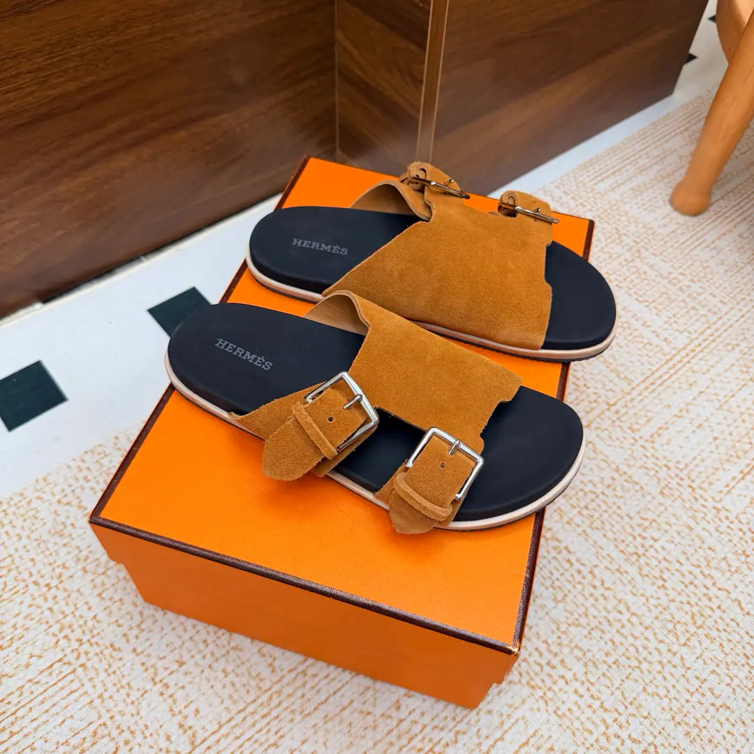 New paragraph 2026The early spring new money. 🧡Hermès/I'm the latest in Armath. Beach slippers. Double button. Shoes. Real leather. The design of the ancients. A strong foreign scene. It's a great fashion., You're so good at all the things on your feet. A simple, simple style that matches a sense of excellence would be great. A hundred-colour lines are hard to love.！ The pasta is imported into the sheep. It's all sheep's skin. Otsumi!: Original Base Size: 35-39 （40/41/42Custom）