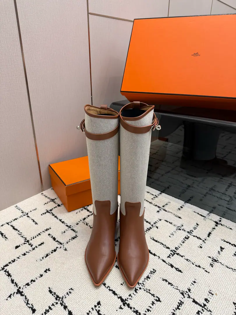 Top VersionHemers🧡I'll get what I'm seeing. kellyMetal button boots./Boots Series Autumn and winter money. HERMESThe price of the old boots and boots is close.2WThe high price of the boot is naturally unique in its process and quality, and all the leather is custom-made for import., The inside materials are also custom-made cattle skin.,, You'll have to make provisions for everything in a good fit., And the style is always worn in the boots of knights who never wear out of fashion. Shoe.: Original cow skin Uchi.: Importing cattle and skins Otsumi!: That's a little skin. Codes: 35–39（40.41.42No, no, no, no, no.)