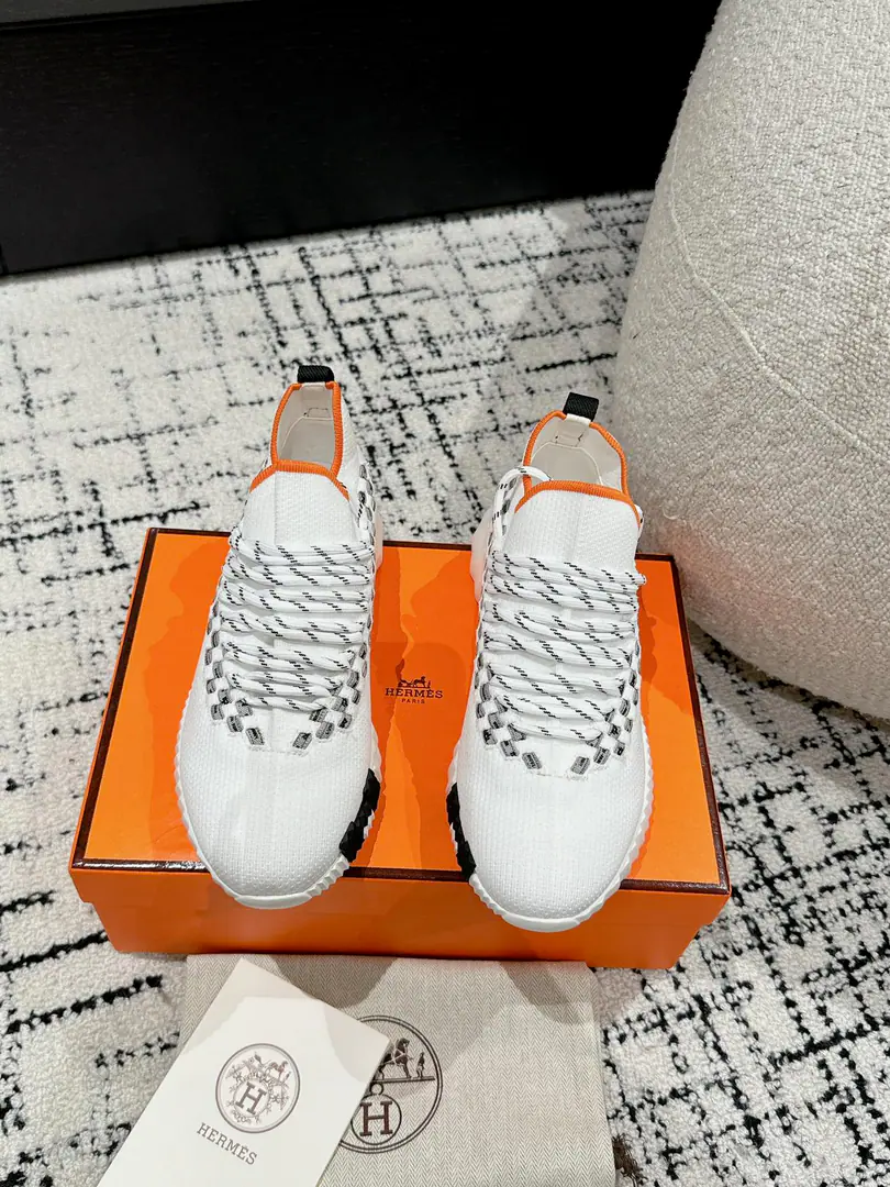 ¥Men+10 #Top Version Couple money. Hermes I'm in love with you, Max. 24/ fe new arrival~ Autumn and winter money. Bouncing Couples.👫Sports Leisure shoes. The most comfortable shoes in love with horses., No, I don't.1⃣️, It's a nice, light foot., You don't get tired of shopping.👍 Bullskins.+Wire Nice touch., She's beautiful and she's got a lot of clothes., It's light and comfortable. It's so light. Sports and leisure are the two things. Step on it.💩That's great.！ ✔️Fabulous.:Imported cattle skin+Wire ✔️Uchi.:The imported inlet was for silk and sheep. ✔️Otsumi!:AdoptionIP+TPU(Multi-colour Letters)German technology exposure machine seamlessly combined ✔️Size:#35-46(Women40.41Men45.46Do it.) 🎁Top class. Synchronize full packaging