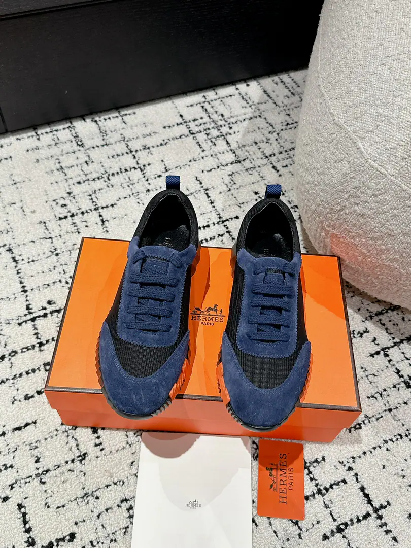 Layout Leather. #Top Version Couple money. Hermes I'm in love with you, Max. 24/ fe new arrival~ Autumn and winter money. Bouncing Couples.👫Sports Leisure shoes. The most comfortable shoes in love with horses., No, I don't.1⃣️, It's a nice, light foot., You don't get tired of shopping.👍 Bullskins.+Wire Nice touch., She's beautiful and she's got a lot of clothes., It's light and comfortable. It's so light. Sports and leisure are the two things. Step on it.💩That's great.！ ✔️Fabulous.:Imported cattle skin+Wire ✔️Uchi.:The imported inlet was for silk and sheep. ✔️Otsumi!:AdoptionIP+TPU(Multi-colour Letters)German technology exposure machine seamlessly combined ✔️Size:#35-46(Women40.41Men45.46Do it.) 🎁Top class. Synchronize full packaging