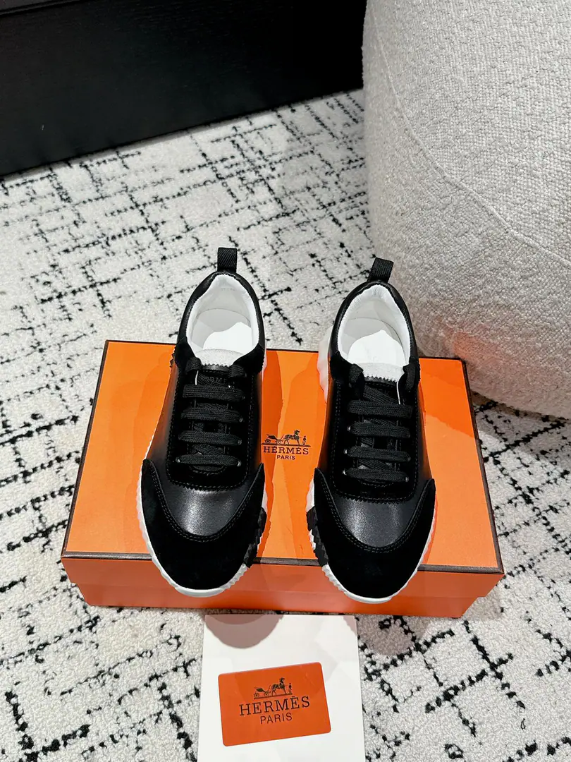 Layout Leather. #Top Version Couple money. Hermes I'm in love with you, Max. 24/ fe new arrival~ Autumn and winter money. Bouncing Couples.👫Sports Leisure shoes. The most comfortable shoes in love with horses., No, I don't.1⃣️, It's a nice, light foot., You don't get tired of shopping.👍 Bullskins.+Wire Nice touch., She's beautiful and she's got a lot of clothes., It's light and comfortable. It's so light. Sports and leisure are the two things. Step on it.💩That's great.！ ✔️Fabulous.:Imported cattle skin+Wire ✔️Uchi.:The imported inlet was for silk and sheep. ✔️Otsumi!:AdoptionIP+TPU(Multi-colour Letters)German technology exposure machine seamlessly combined ✔️Size:#35-46(Women40.41Men45.46Do it.) 🎁Top class. Synchronize full packaging