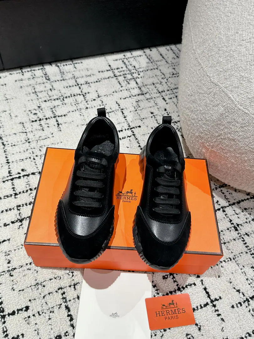 Layout Leather. #Top Version Couple money. Hermes I'm in love with you, Max. 24/ fe new arrival~ Autumn and winter money. Bouncing Couples.👫Sports Leisure shoes. The most comfortable shoes in love with horses., No, I don't.1⃣️, It's a nice, light foot., You don't get tired of shopping.👍 Bullskins.+Wire Nice touch., She's beautiful and she's got a lot of clothes., It's light and comfortable. It's so light. Sports and leisure are the two things. Step on it.💩That's great.！ ✔️Fabulous.:Imported cattle skin+Wire ✔️Uchi.:The imported inlet was for silk and sheep. ✔️Otsumi!:AdoptionIP+TPU(Multi-colour Letters)German technology exposure machine seamlessly combined ✔️Size:#35-46(Women40.41Men45.46Do it.) 🎁Top class. Synchronize full packaging