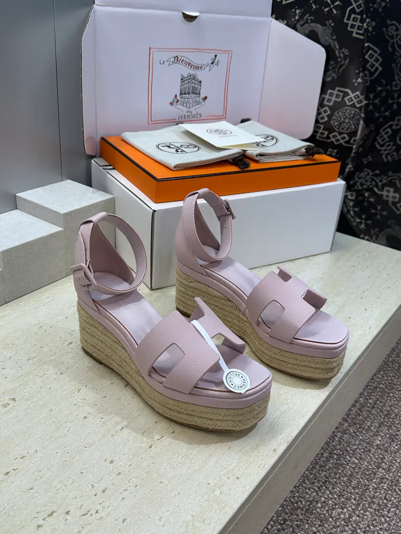 Plant prices(Full plane box.) Scum. Requisition levelHermes I'm in love with you, Max. 2026Spring and summer. Luce - Skin-down, gypsy-shoes. HIt's a classic.“H”Shoes on the surface, heels on the water-proof stand. Material: I'll import a cow's skin on my shoe./Import sheep, skin.+In the skin of the watered cow.+The original custom-made line combination is Italian. He's tall.:7CM /Waterproof stand high.: 4CM Size: 35-42(40.41.42Custom without re-offer）