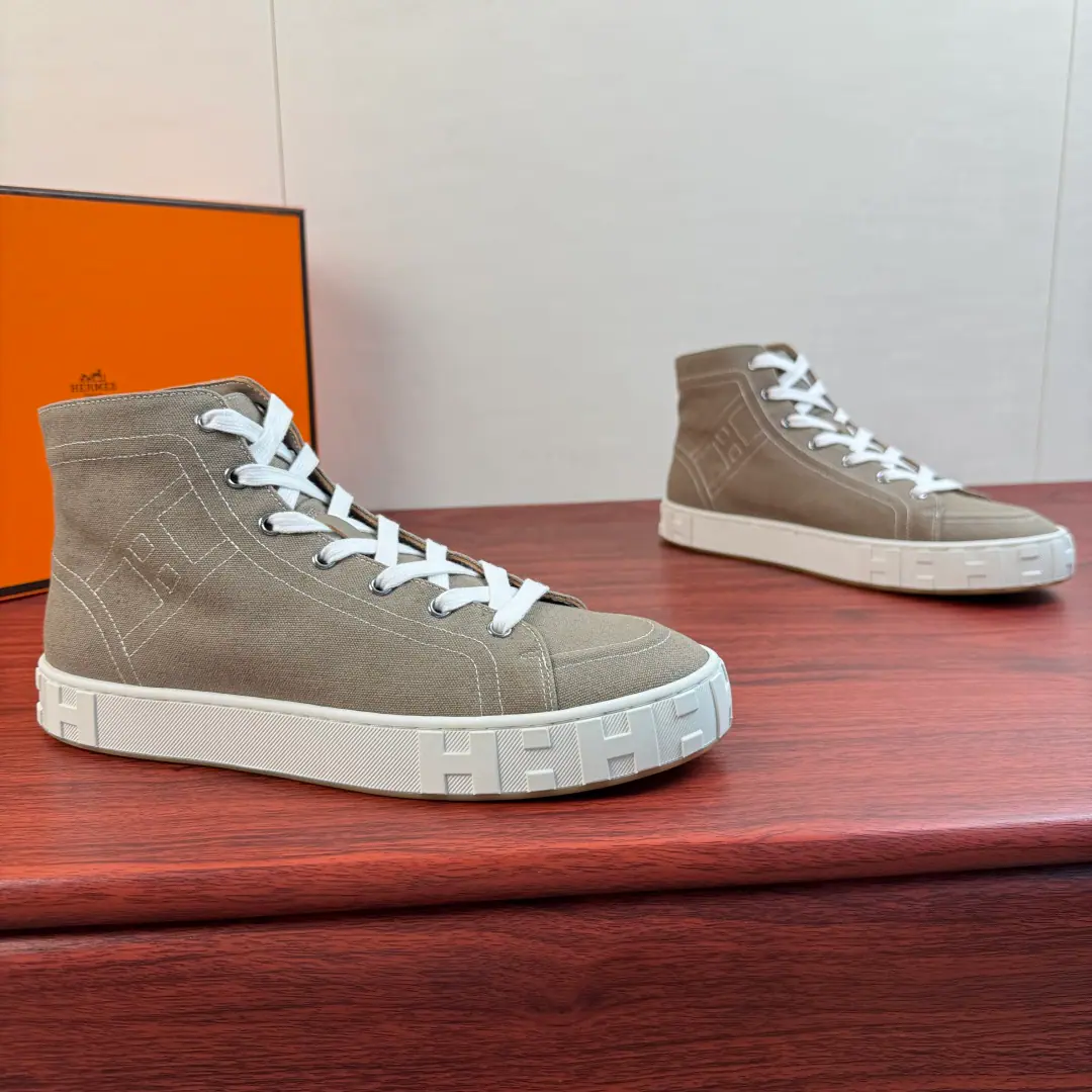 Hermes/I'm in love with you, Max. MaxiThe series of Chinese canvas shoes. Synchronise update of the network！ It's a season out.HermèsThe Gaussian canvas shoes., Reconstructing the contours of ancient costumes, A pair of pairs of shoes with a sharp-stacked ankle line. Cotton canvas shoes. Standard sports layout A very bright line of geometry., MarkerHThe tattooed rubber thick bottom., A light rubber shoe., - I'm gonna raise my self.buff, Comfortable step and recognition.. The Chinese version combines street with luxury., The tides unlock the multi-pronged thinking.: The work-winds and foot pants are lazy., The broad legs are full of loose and light luxury., The shorts and the ankles make a good teen.. I don't care if I travel., We're going out on a weekend visit., One pair.holdI live in a variety of shapes., Low profile, hidden brand quality., It's the year of the hairline and the actual wear.. Full package！ Size: 39-40-41-42-43-44 Standard leather shoe size. （38/45/46But it's not gonna be a change.） The cargo.: H261859 Brown green